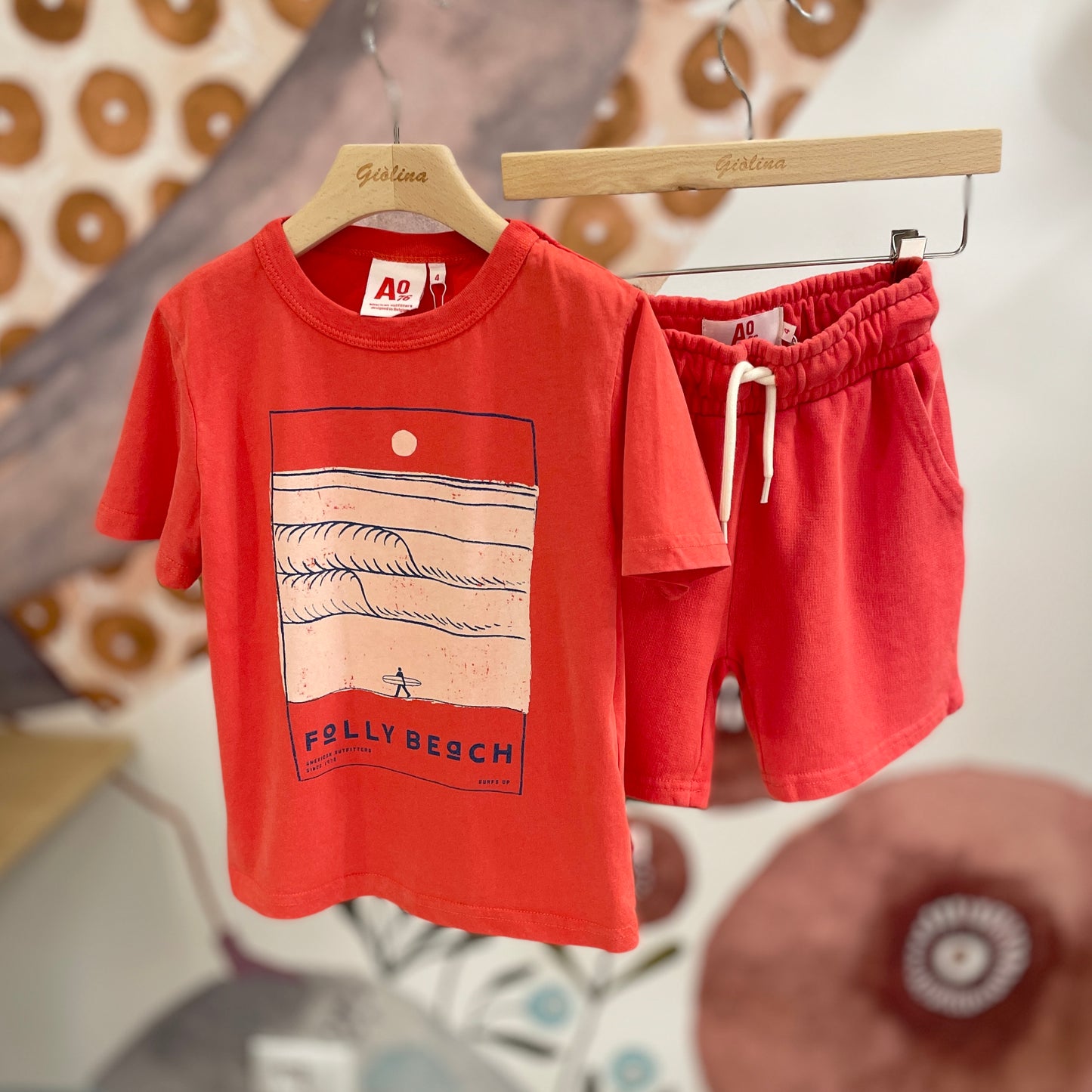Completo T-shirt stampa e bermuda in felpa corallo