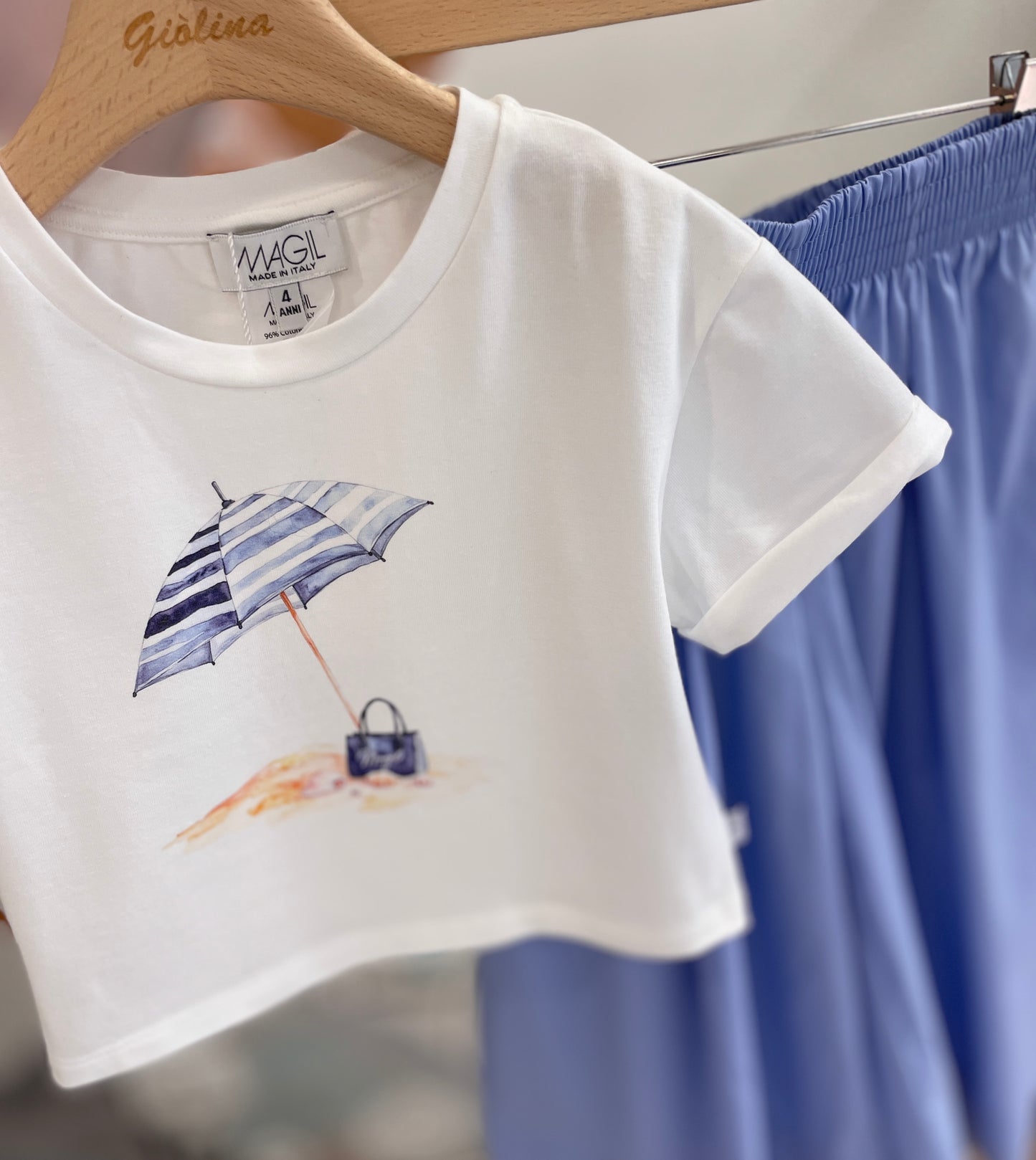 T-shirt stampa spiaggia  e pantalone azzurro