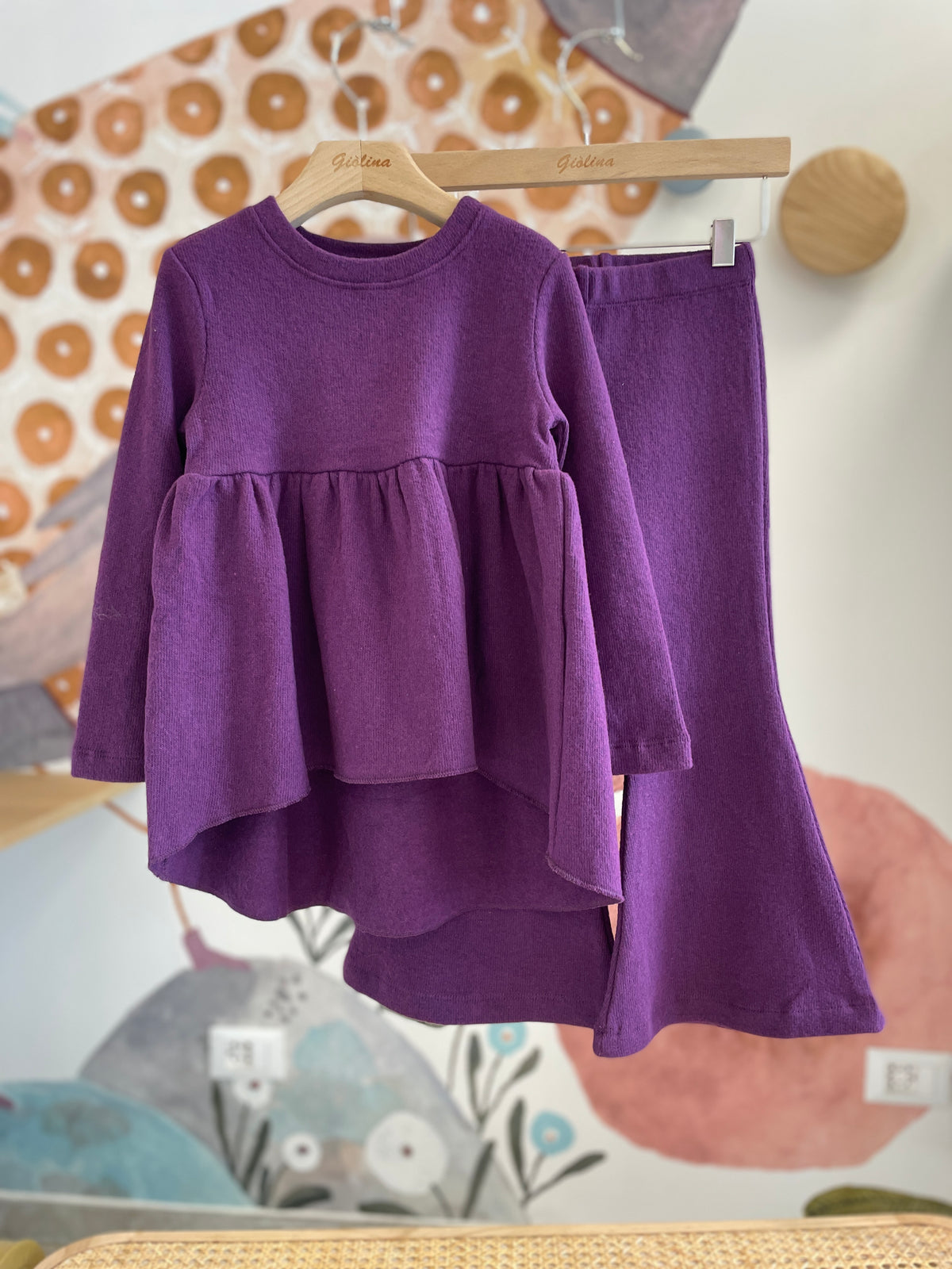 Maglia a frack con pantalone a zampa prugna