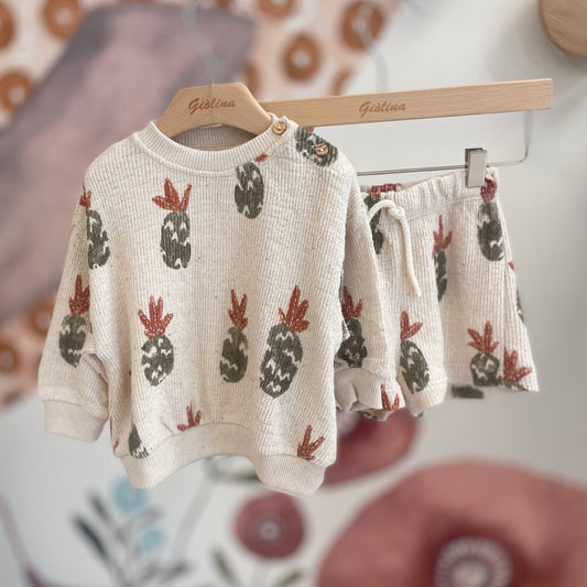 Completo in maglia, felpa e bermuda ananas
