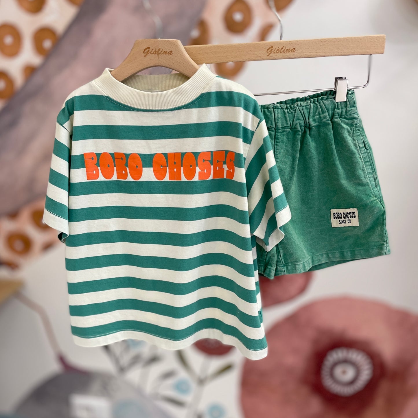 T-shirt rigatalogata e short verde acqua