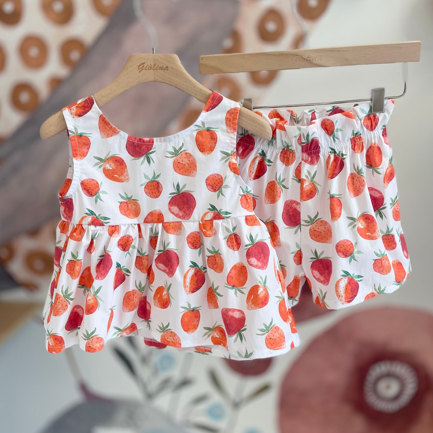 Abito in popeline stampa fragole, top e shorts stampato