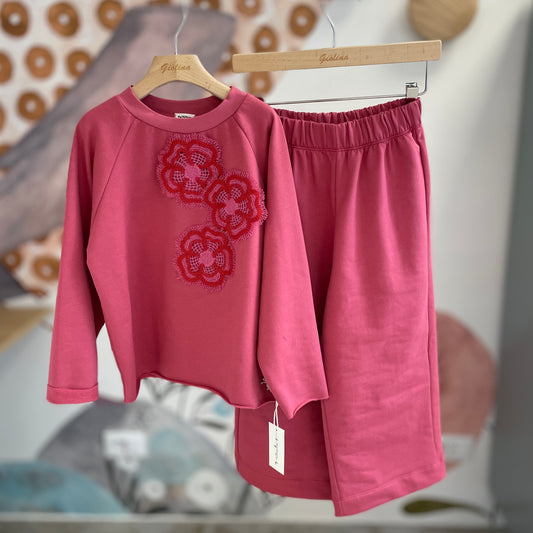 Tuta felpata con  ricami e pantalone largo lampone