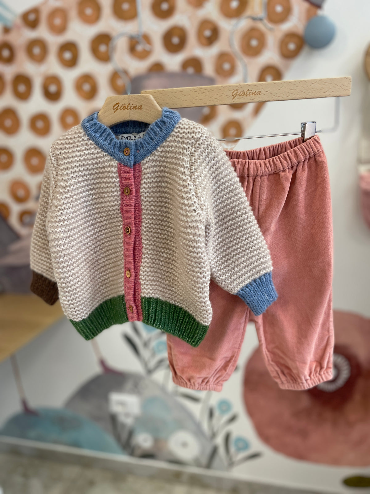 Cardigan con blusa ricamata e pantalone rosa baby