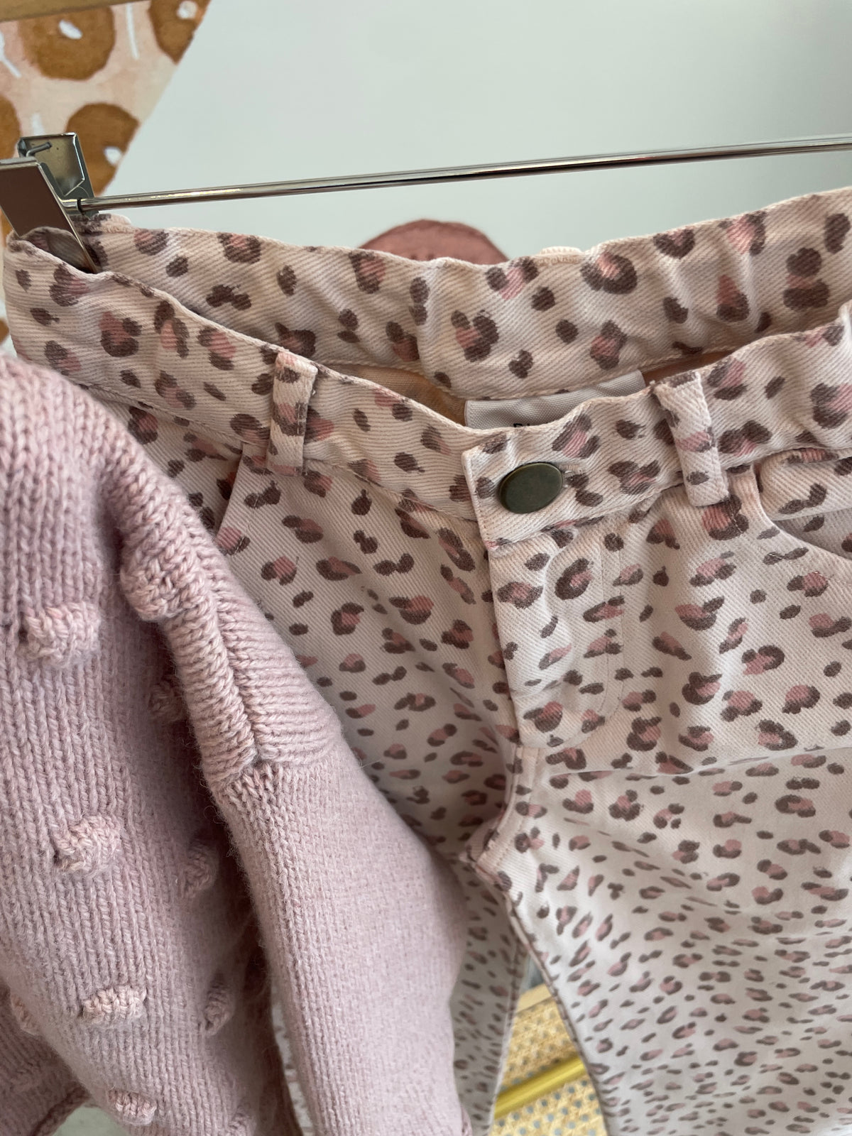 Pullover rosa con ponpon e pantalone in twill maculato rosa
