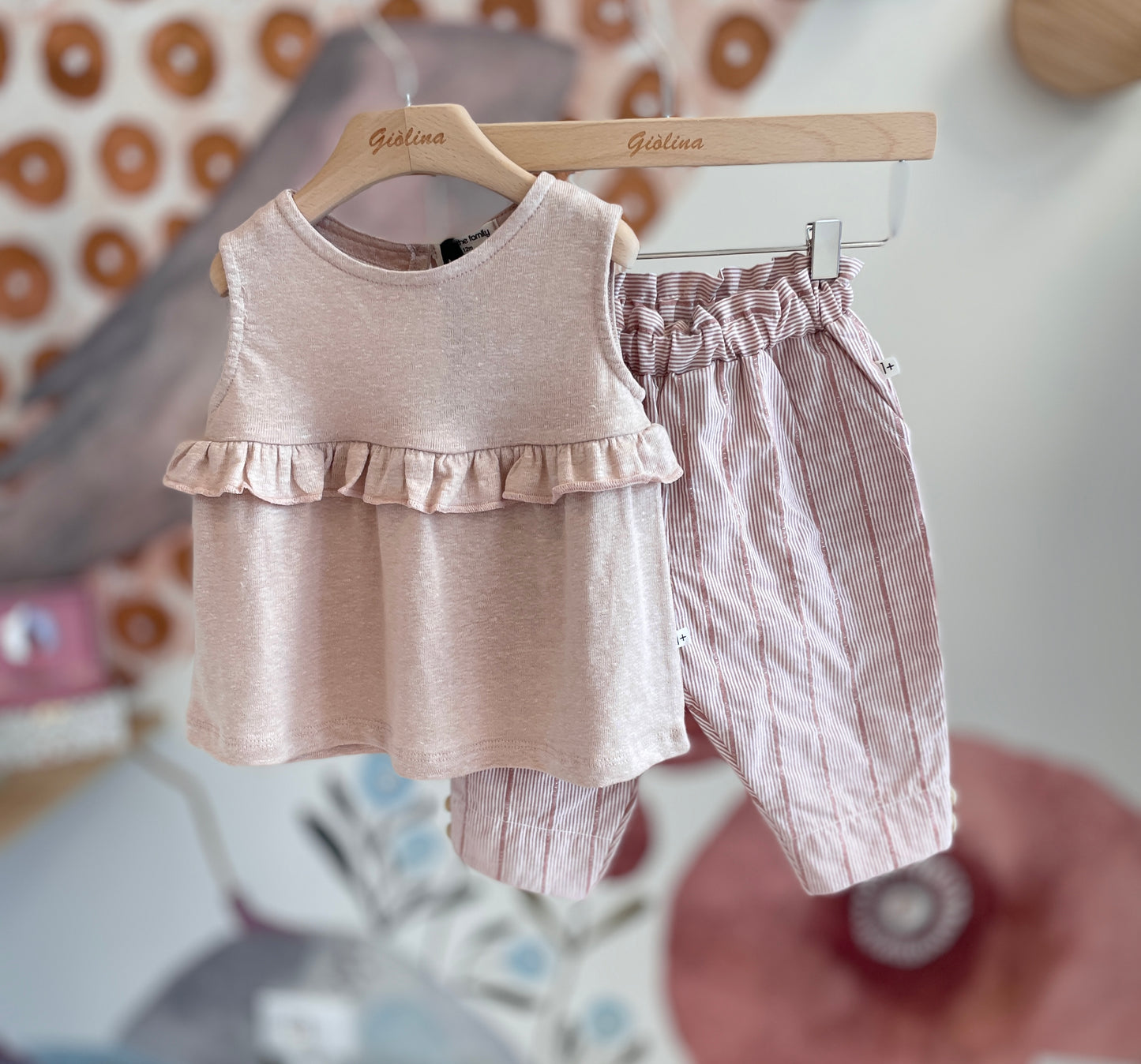 Blusa smanicata con volant e pantalone baggy riga rosa