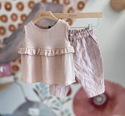 Blusa smanicata con volant e pantalone baggy riga rosa