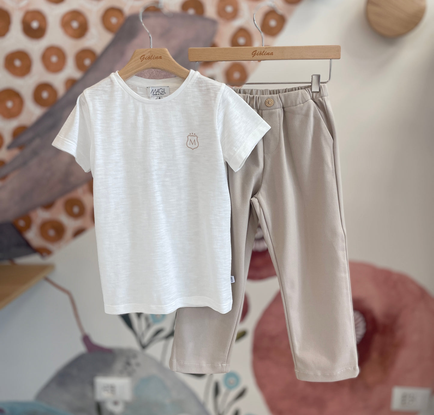 T-shirt logata con giacca a camicia e pantalone beige punto Milano
