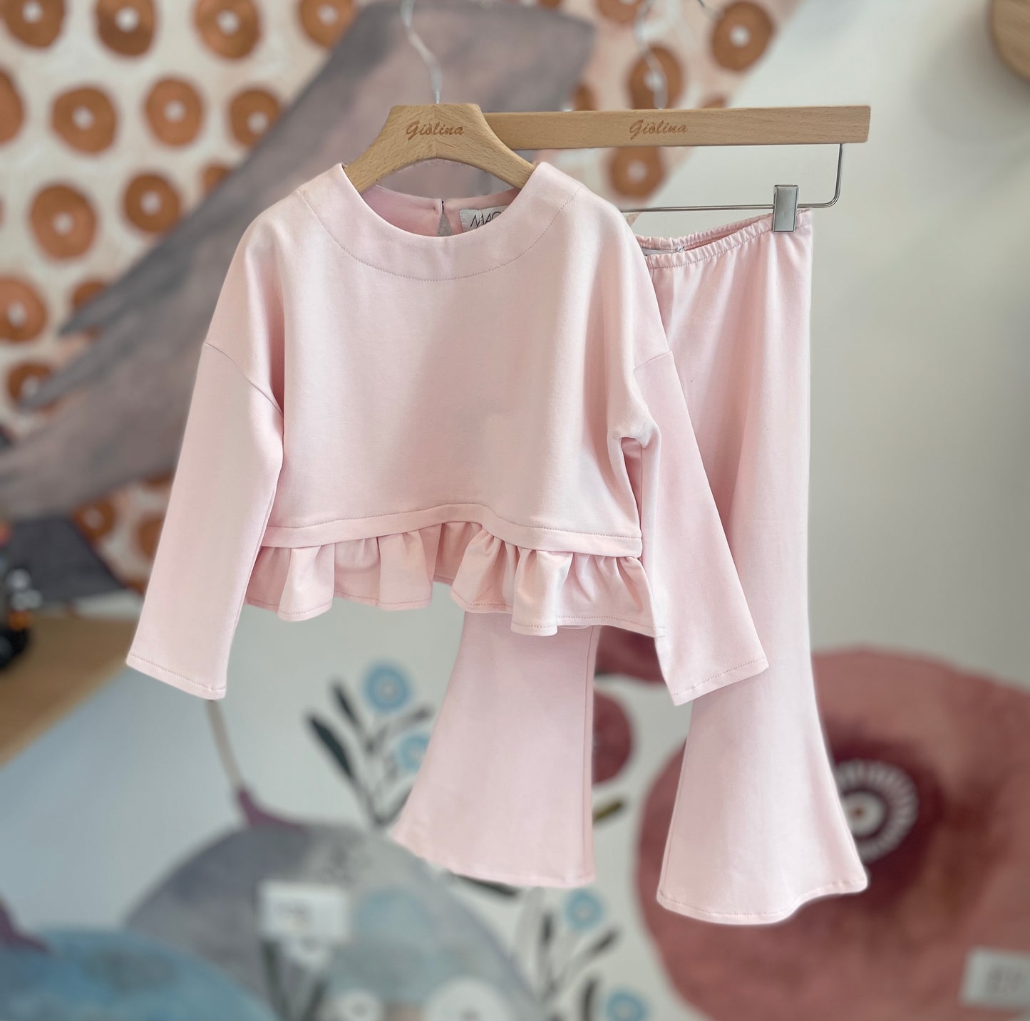 Completo felpa rouches,  pantalone a zampa e t-shirt stampa profumo