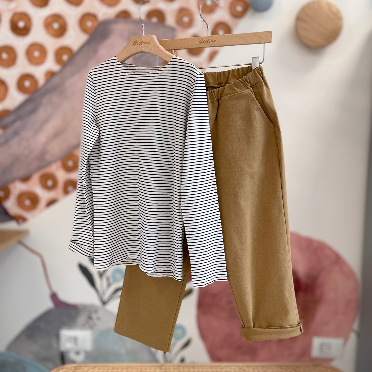 T-shirt mille righe con pantalone senape