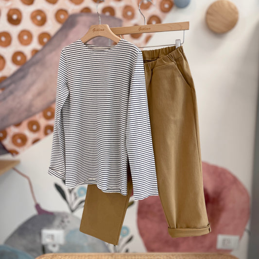 T-shirt mille righe con pantalone senape