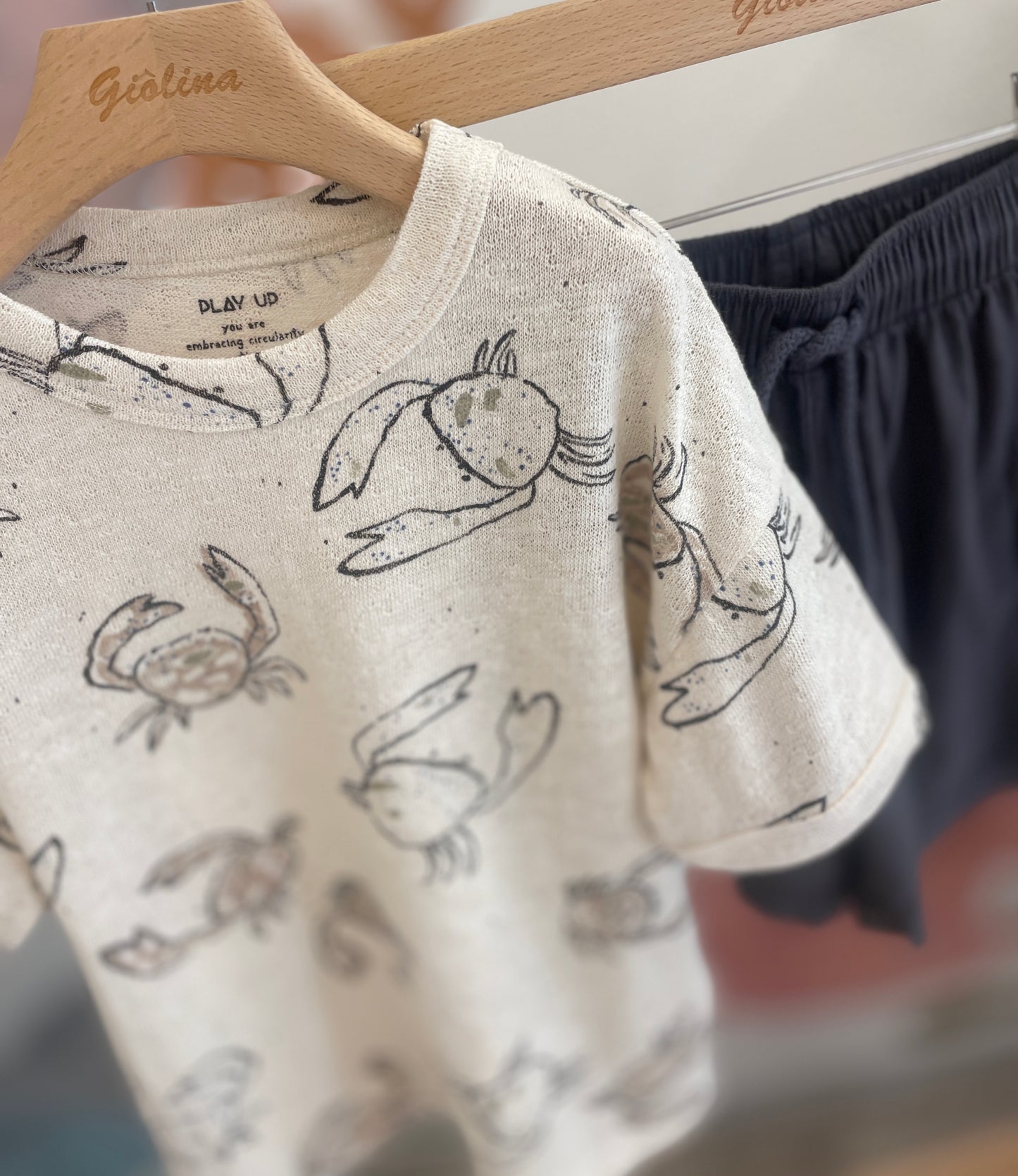 T-shirt granchio e bermuda antracite