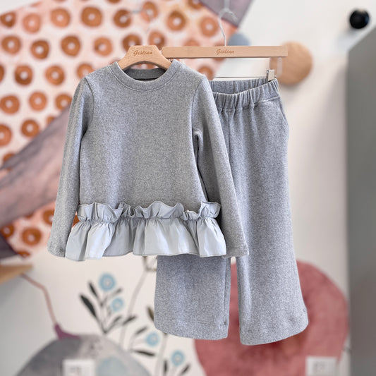 Maglia grigio perla con rouges in taffetà e pantagonna