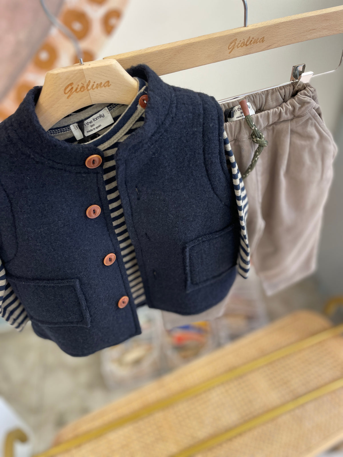 Gilet e maglia rigata con pantalone