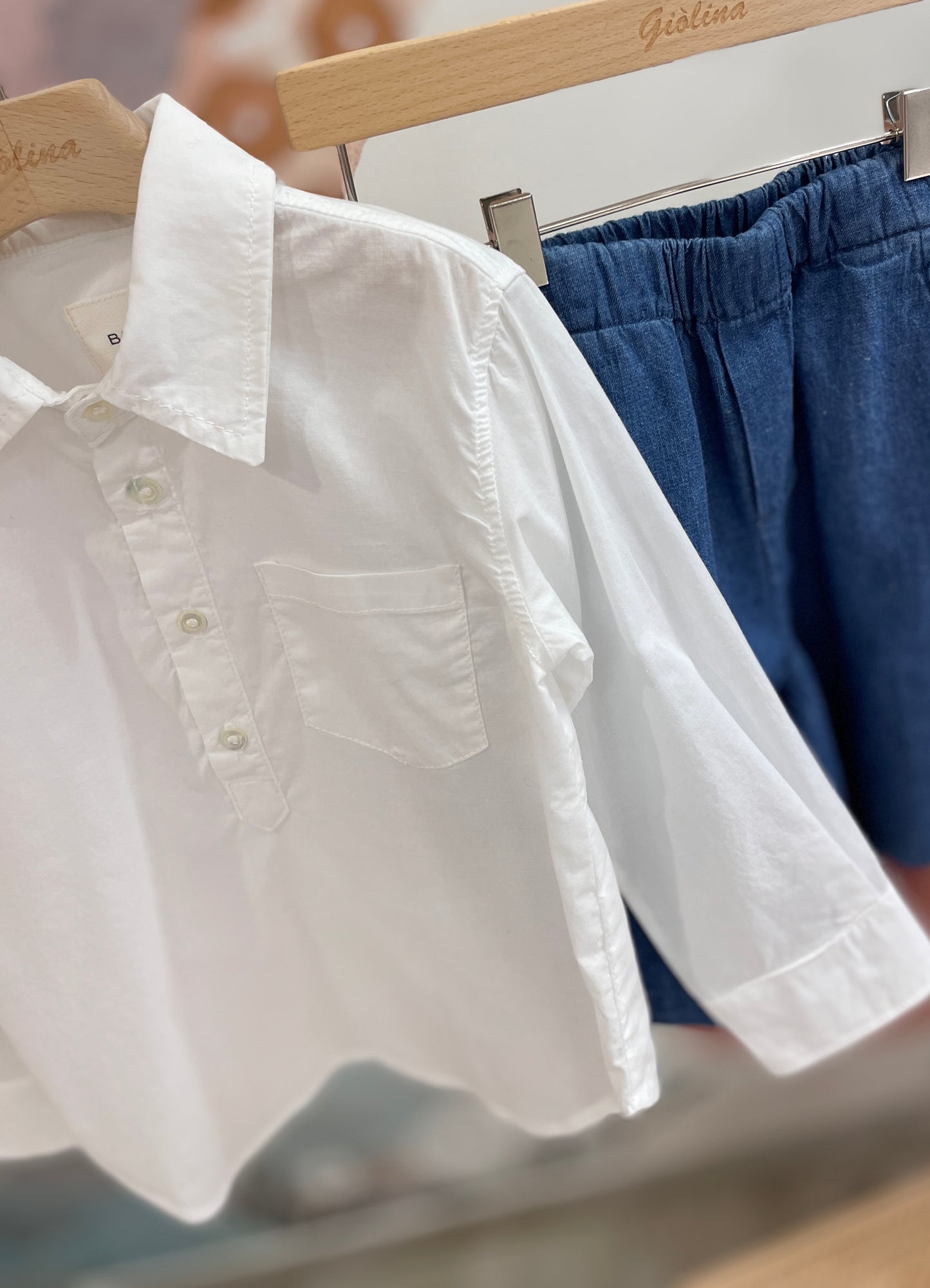 Camicia bianca in cotone morbido e bermuda in cotone e lino color jeans