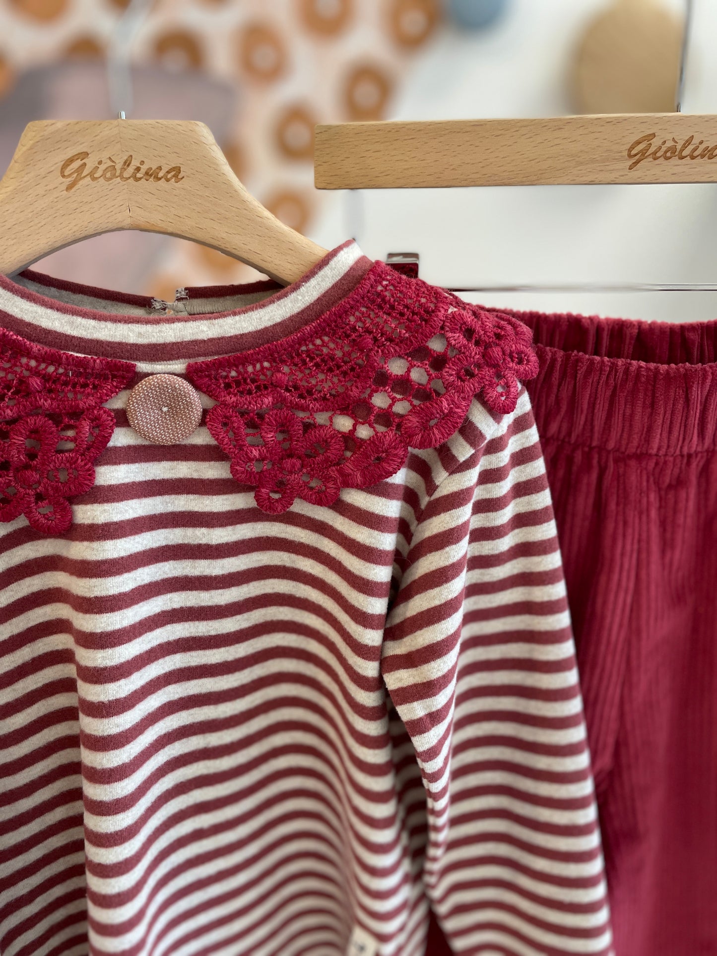T-shirt rigata com colletto pantalone largo bordeaux e giacca