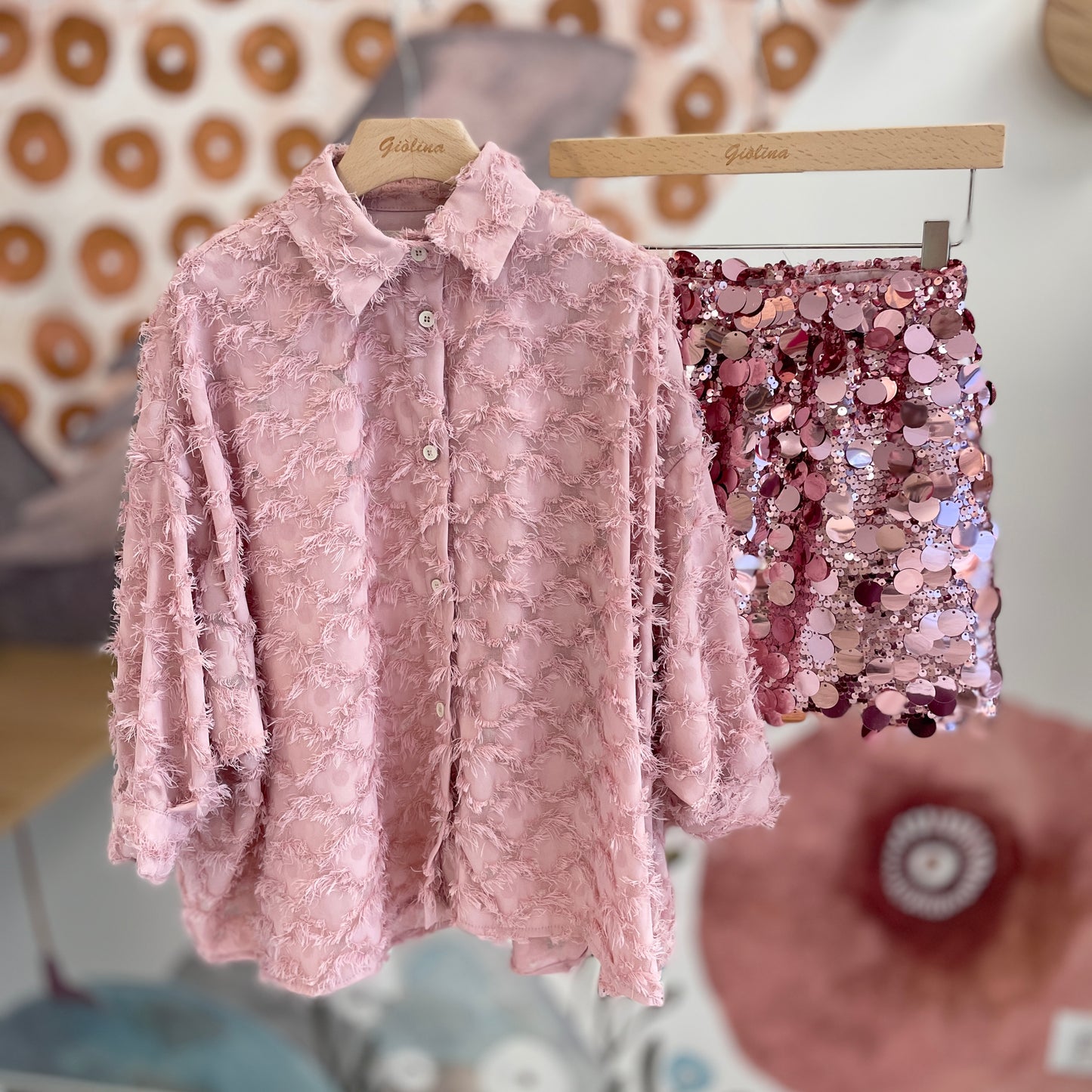 Gonna macro paillettes, blusa fluffy, t-shirt bianca