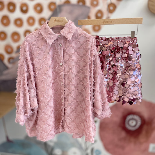 Gonna macro paillettes, blusa fluffy, t-shirt bianca
