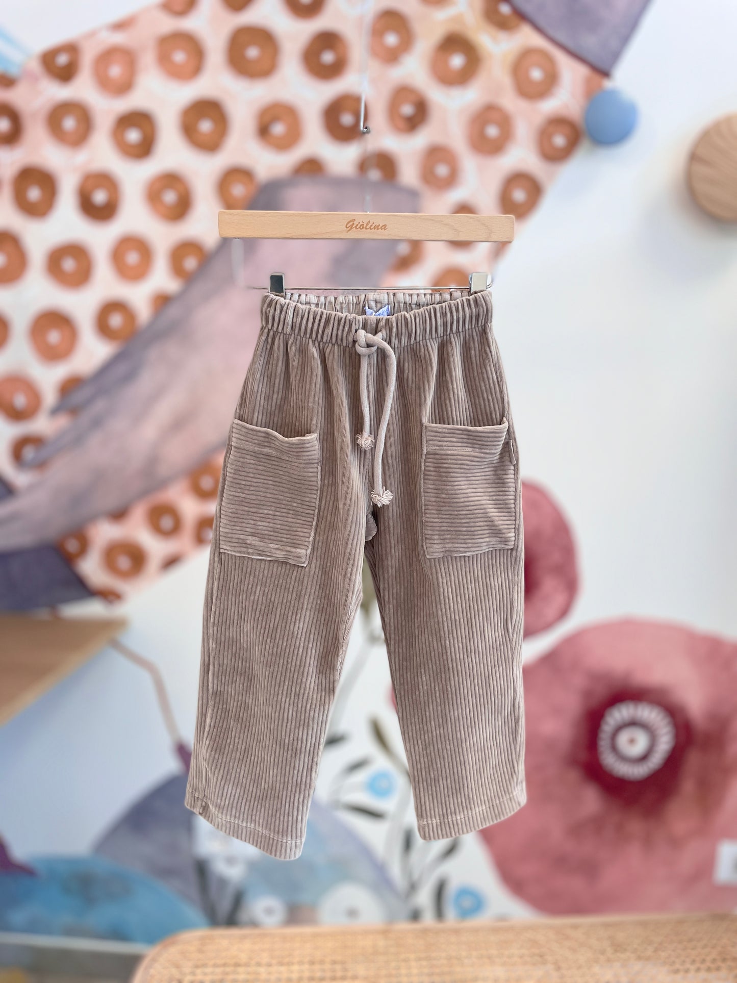 Golf scollo a V in lana mélange con pantalone in velluto a coste biscotto