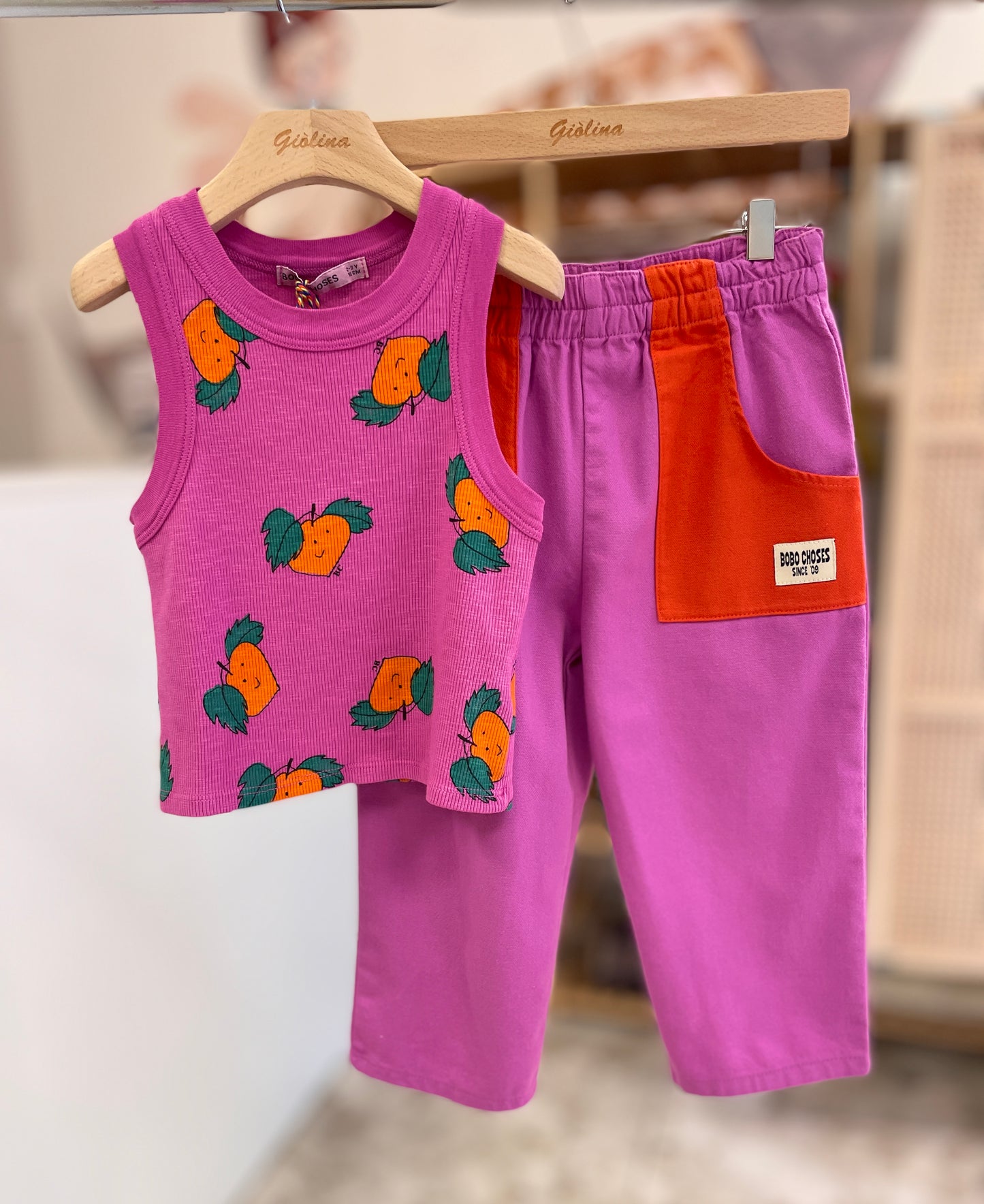 Felpa e top stampa albicocche, pantalone in cotone magenta e calza abbinata