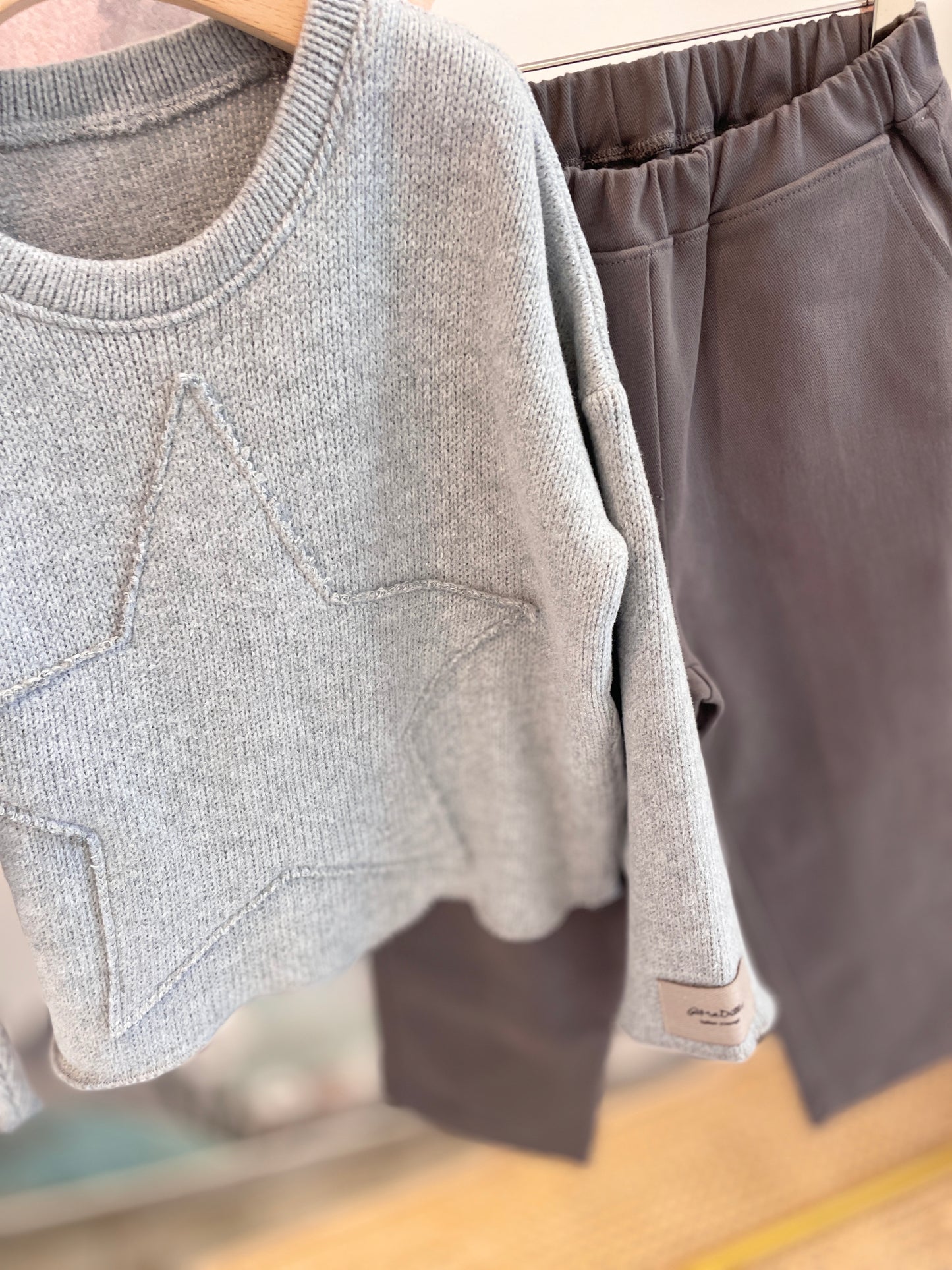 Maglia cotone caldo stella con pantalone antracite e t-shirt