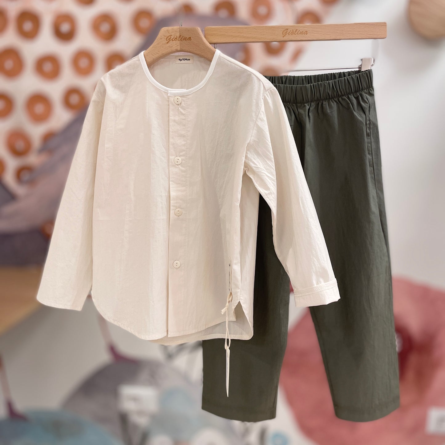 Cardigan  rigato con camicia naturale e pantalone baggy verde
