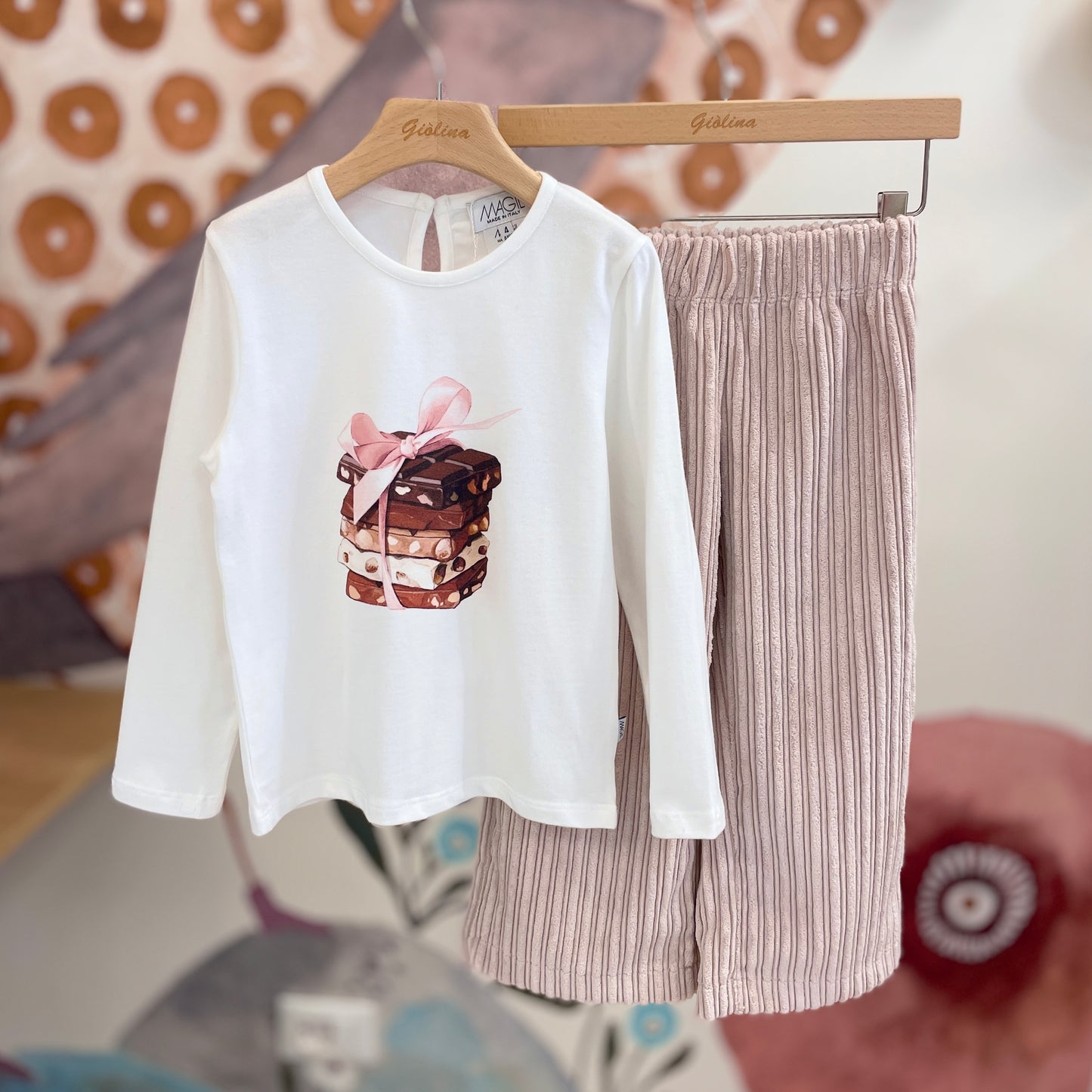 Pullover rosa con ricamo fiori /t-shirt cioccolato e pantalone velluto costa larga