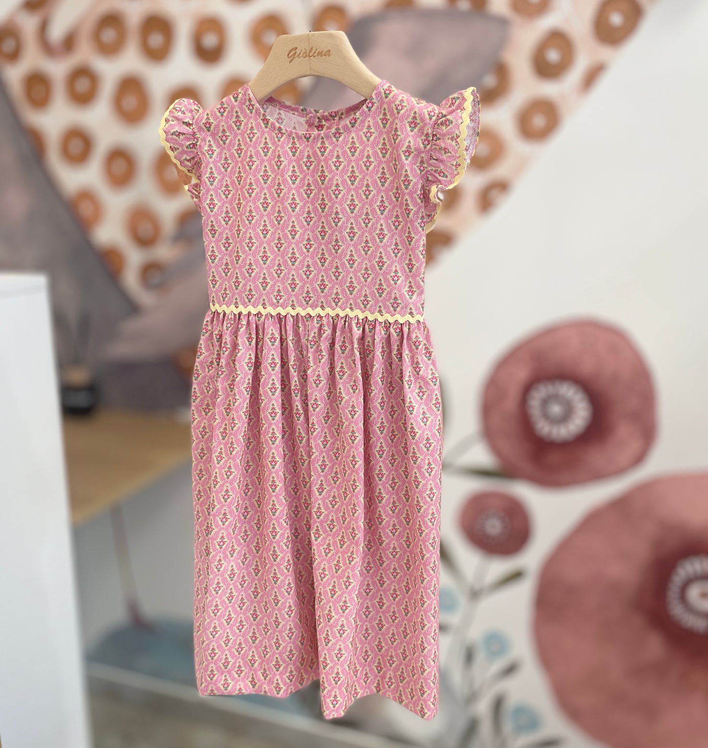 Abitino fantasia rosa con profili gialli