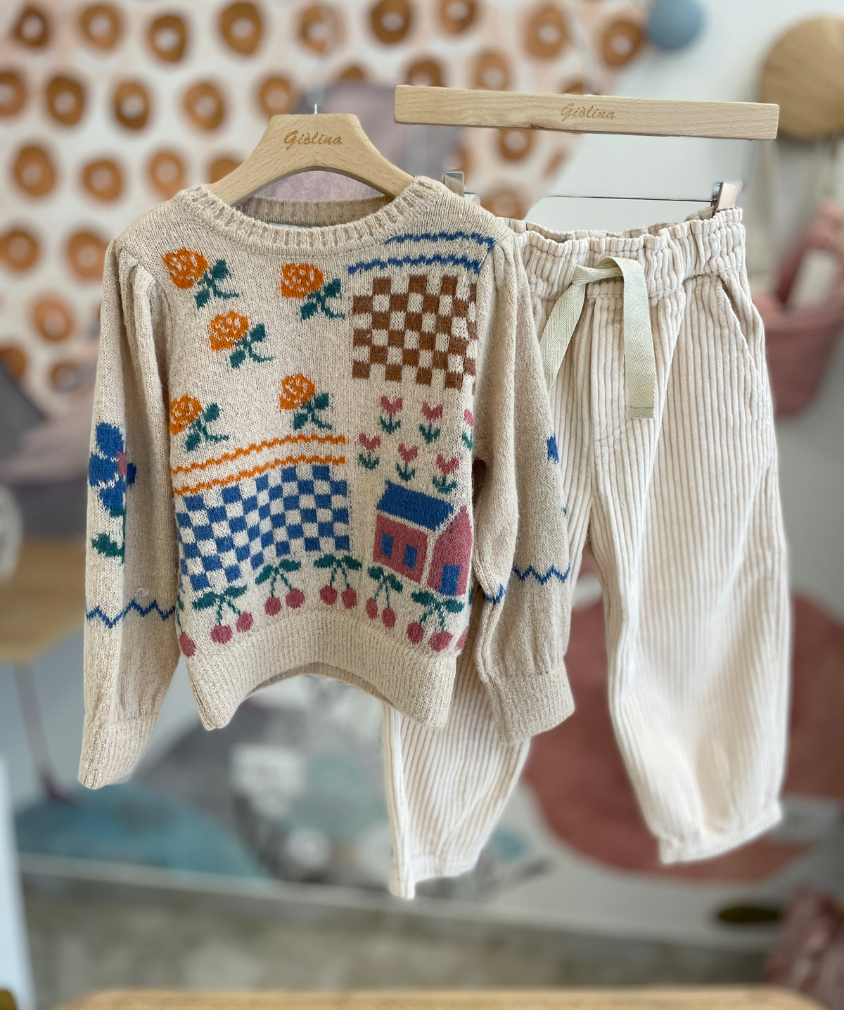 Pullover con casette e fiorellini