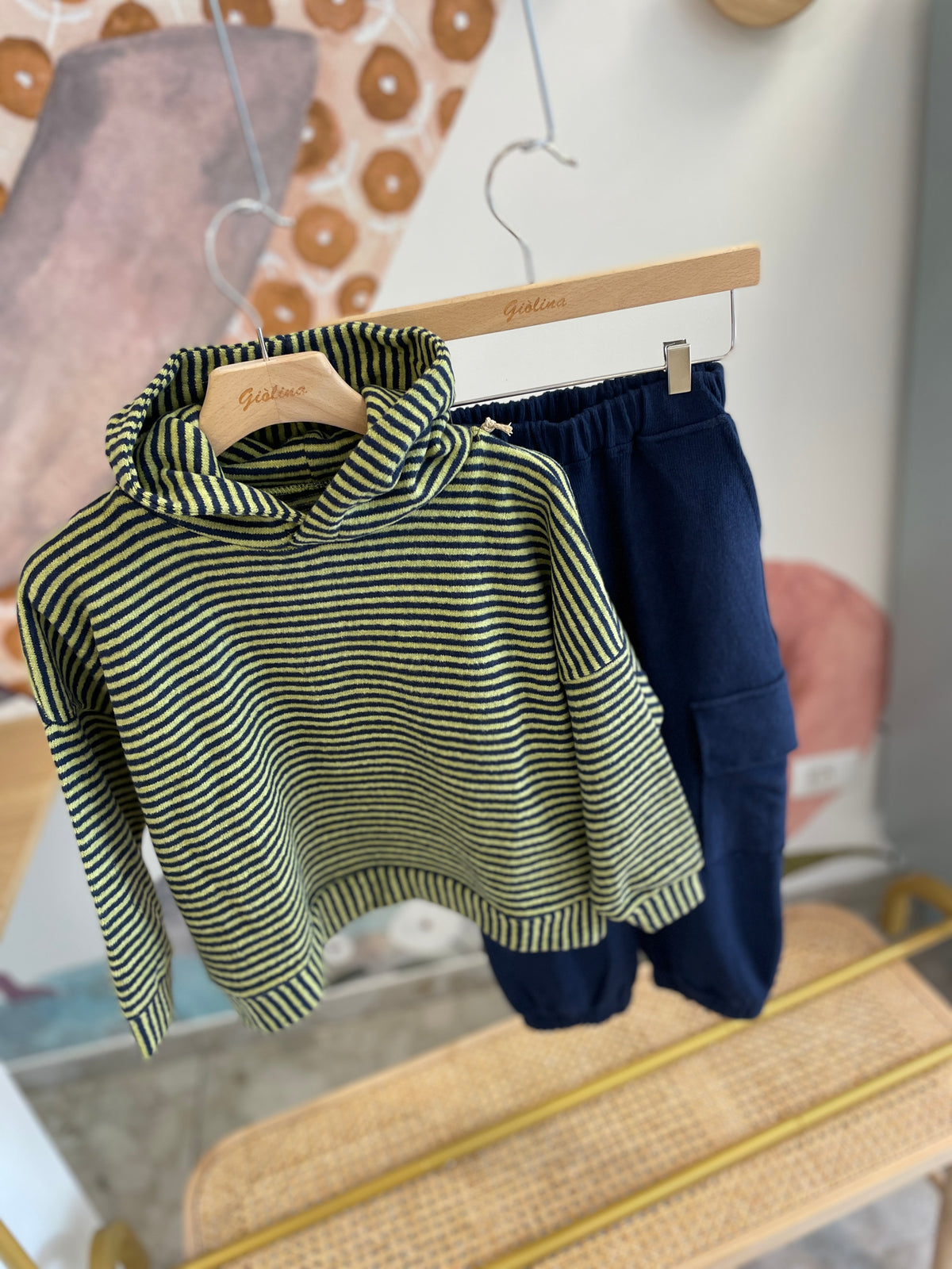 Felpa con zip e cappuccio e pantalone tasconato