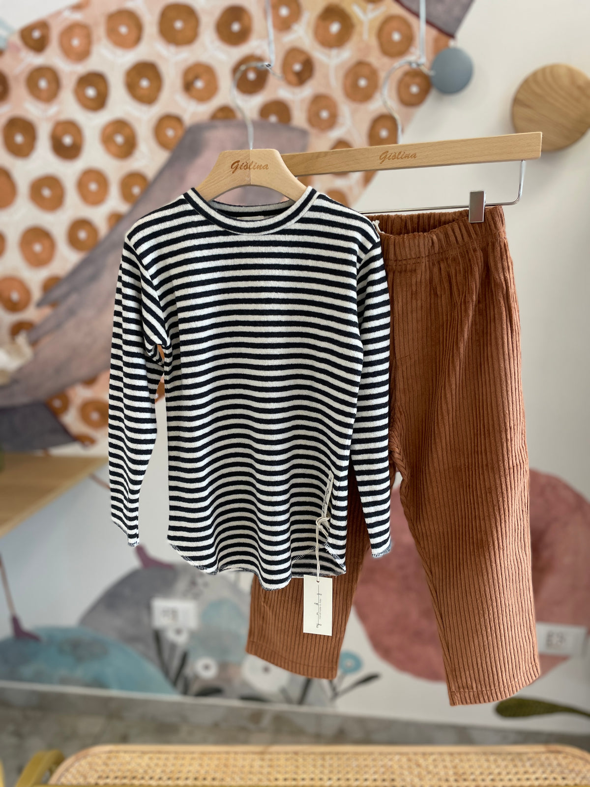 Maglia in caldo cotone rigata panna/antracite e pantalone in velluto a coste biscotto