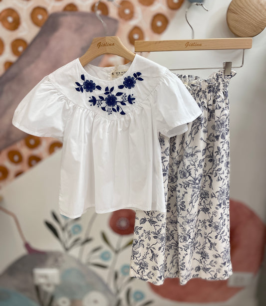 Camicia bianca con ricamo avio e pantalone latte con ricamo fiorato avio