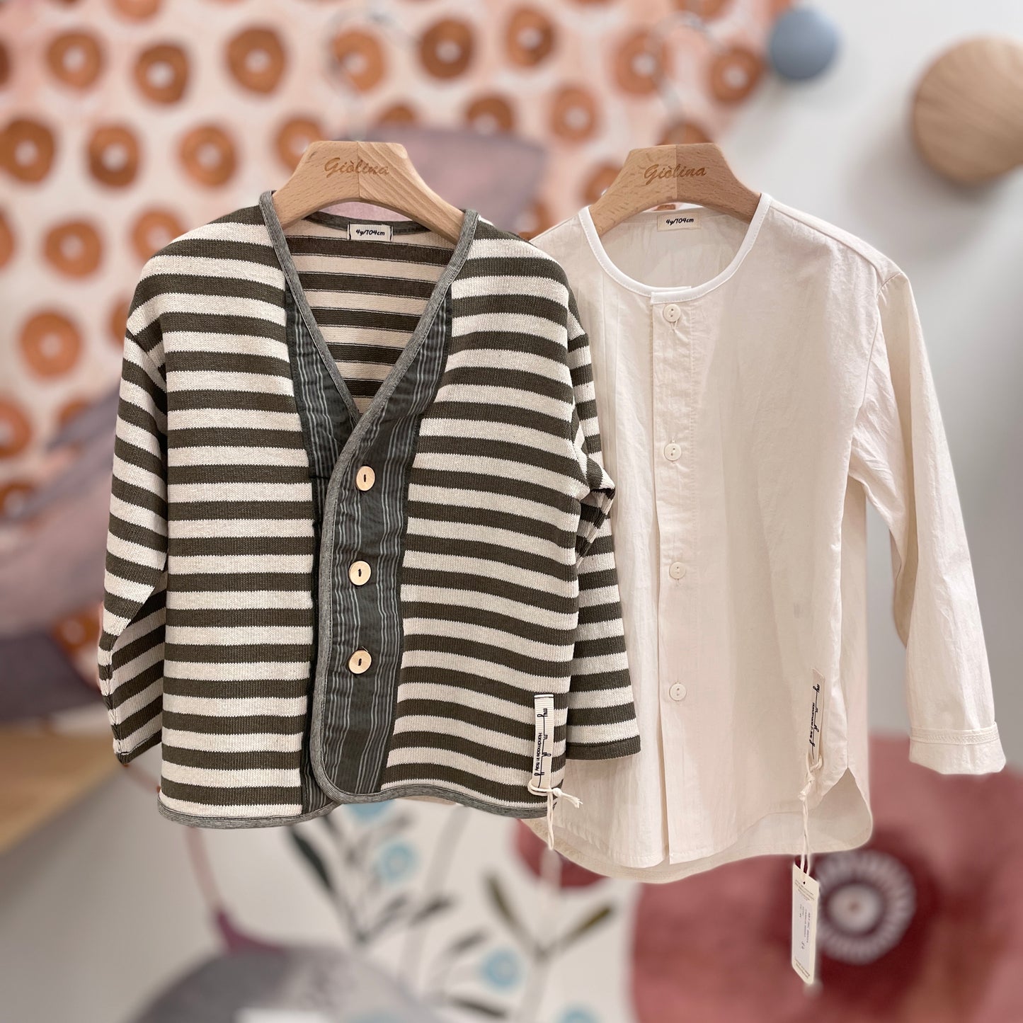 Cardigan  rigato con camicia naturale e pantalone baggy verde