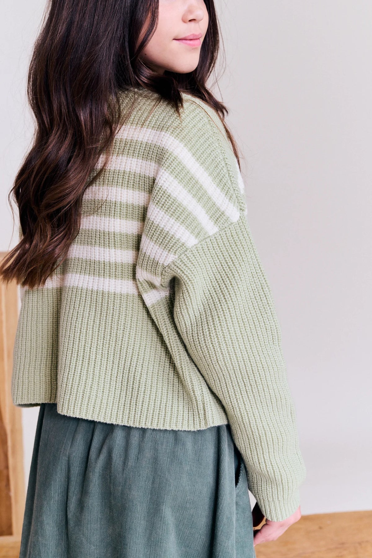 Maglia crop rigata con minigonna ecopelle timo