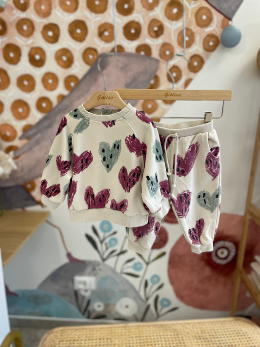 Completo sportivo  felpa e pantalone con stampa cuori
