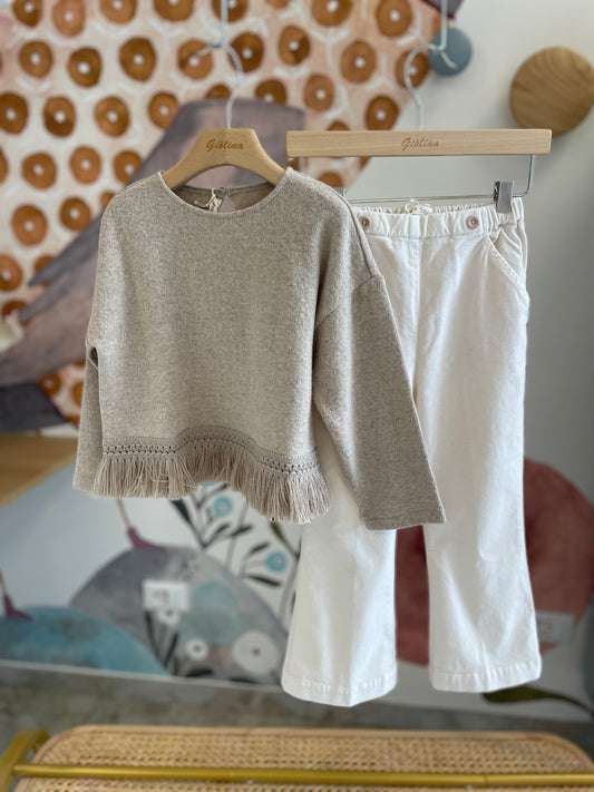 Maglia in caldo cotone beige con frange e pantalone in velluto panna