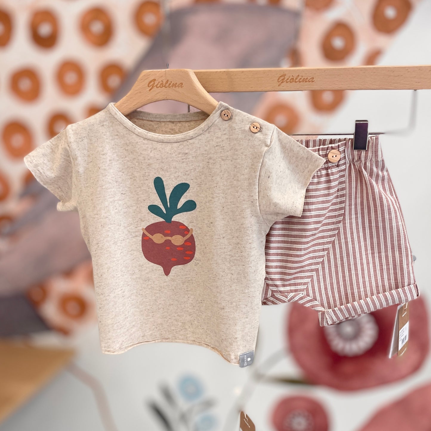 T-shirt stampa rapanello con bermudino baggy rigato terracotta