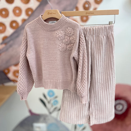 Pullover rosa con ricamo fiori /t-shirt cioccolato e pantalone velluto costa larga