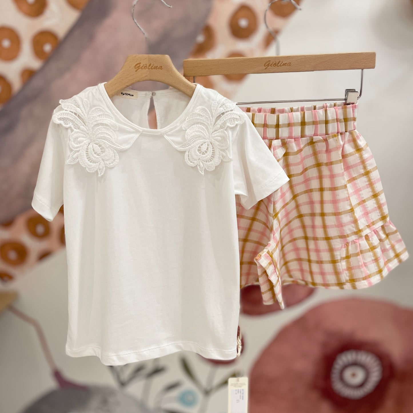Cardigan maculato l, t-shirt bianca con collo ricamato e shorts check con volant