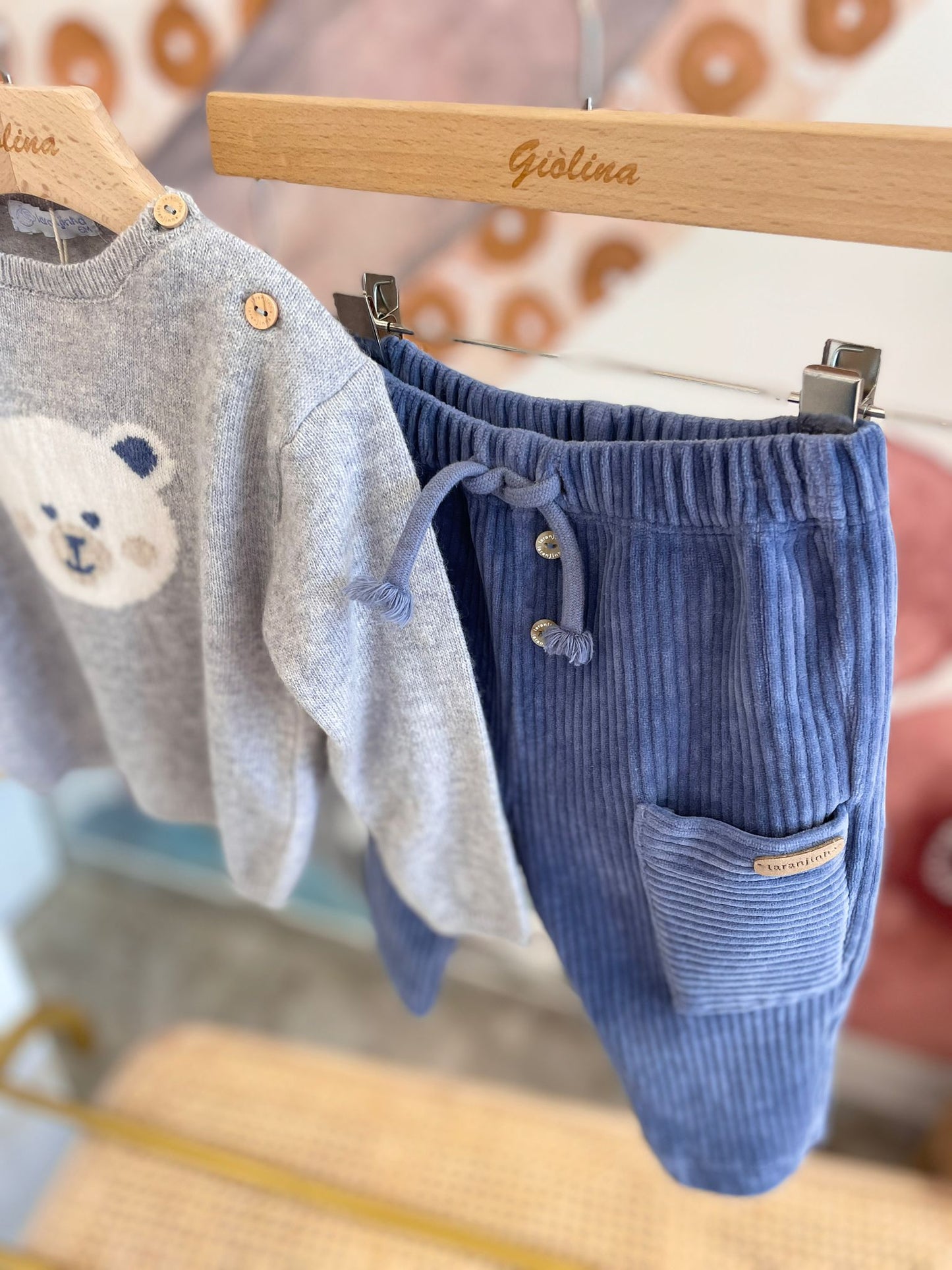 Pullover grigio orsetto e pantalone velluto indaco