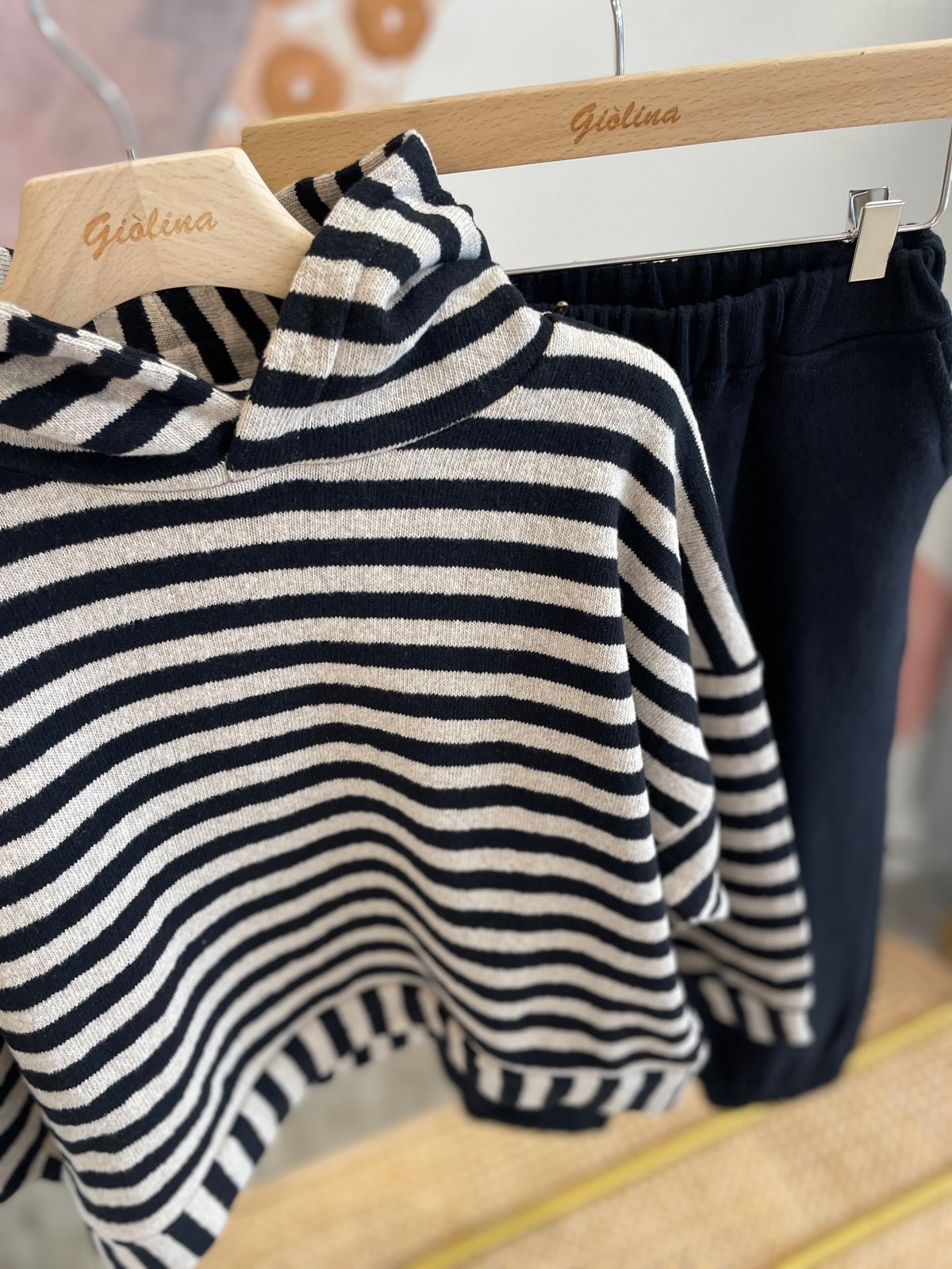 Felpa over con cappuccio rigata e pantalone con elastico