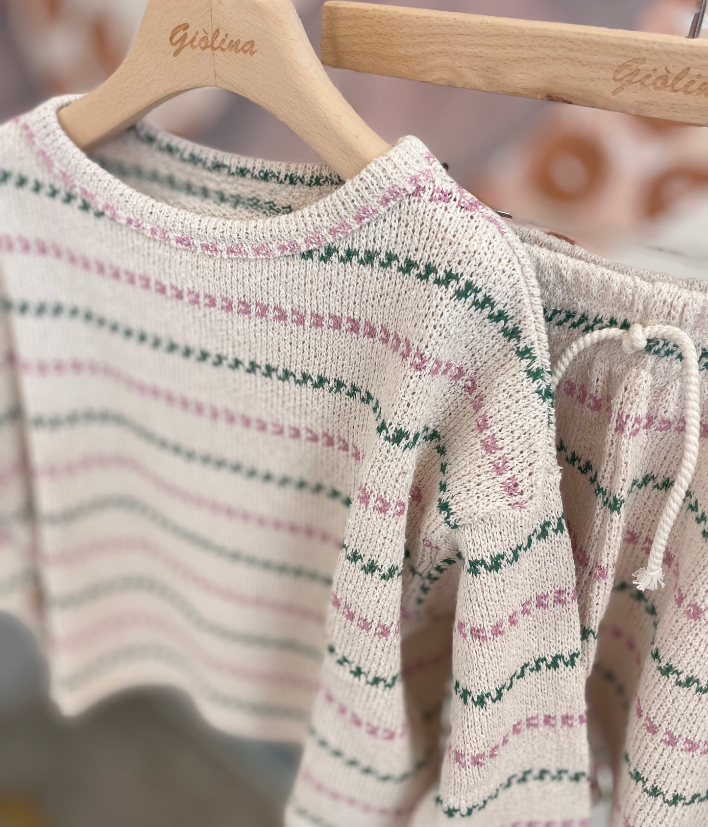 Completo lavorato tricot  verde e rosa, felpina e shorts