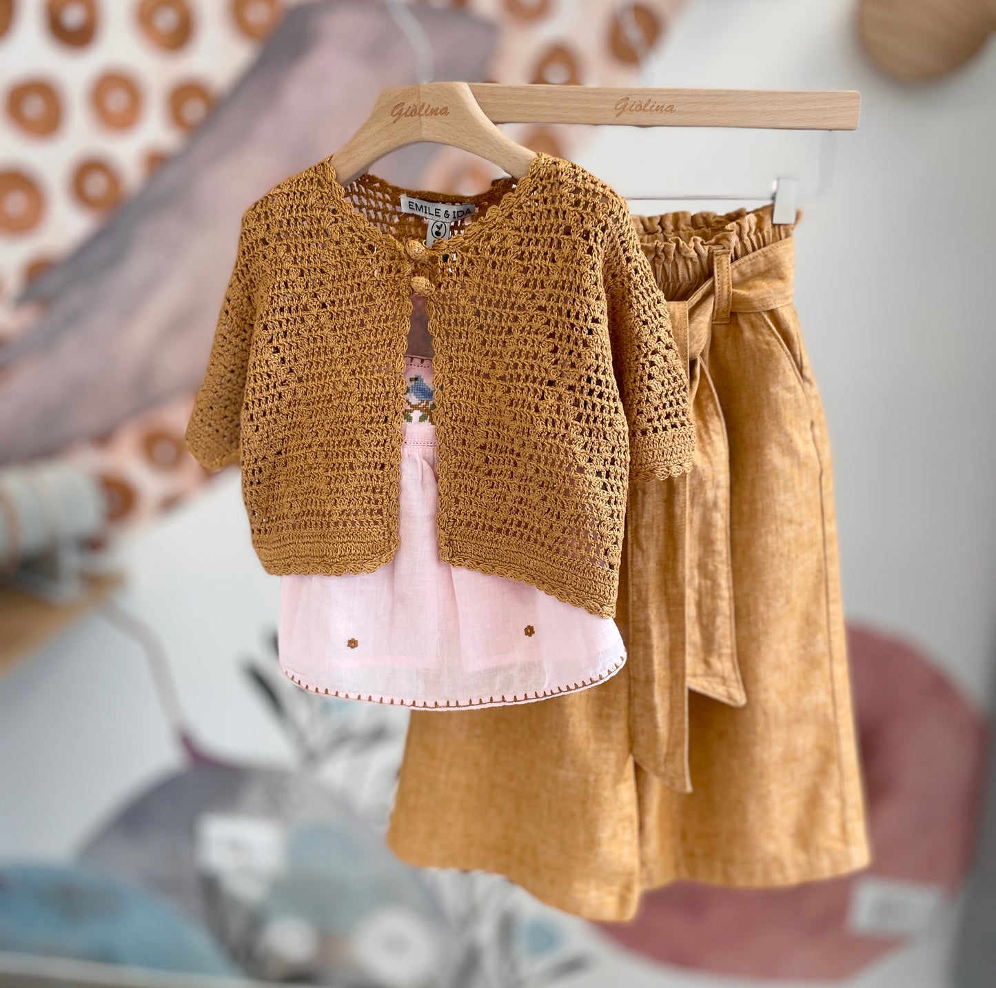 Top, pantalone largo con fusciacca, cardigan e giacchino crochet