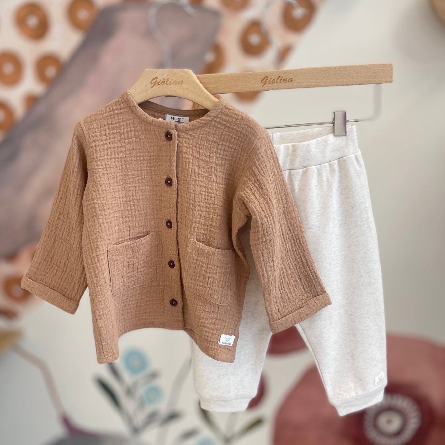 Cardigan in garza con pantalone naturale dettaglio taschino