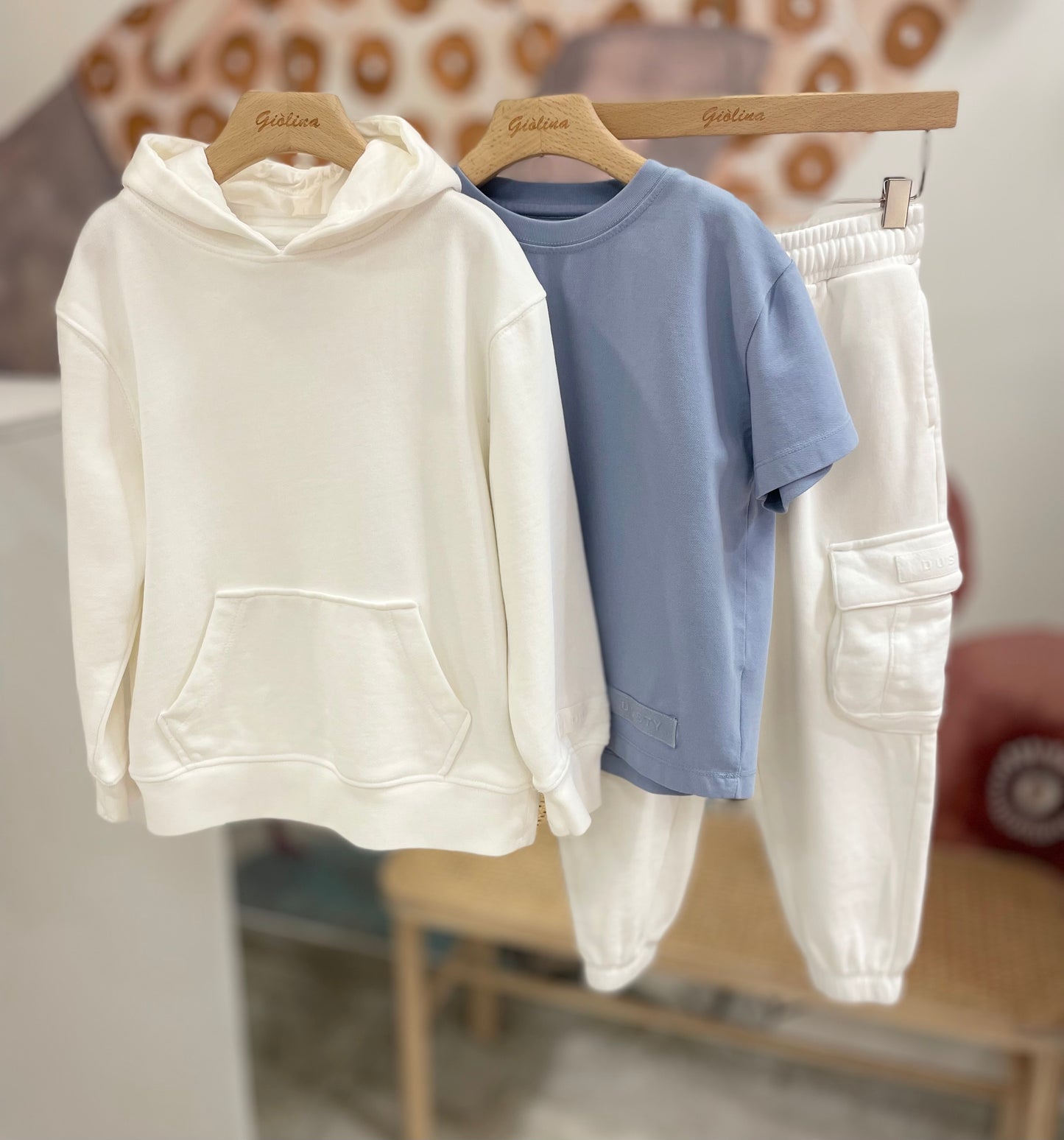 Felpa bianca con cappuccio e pantalone cargo con elastico