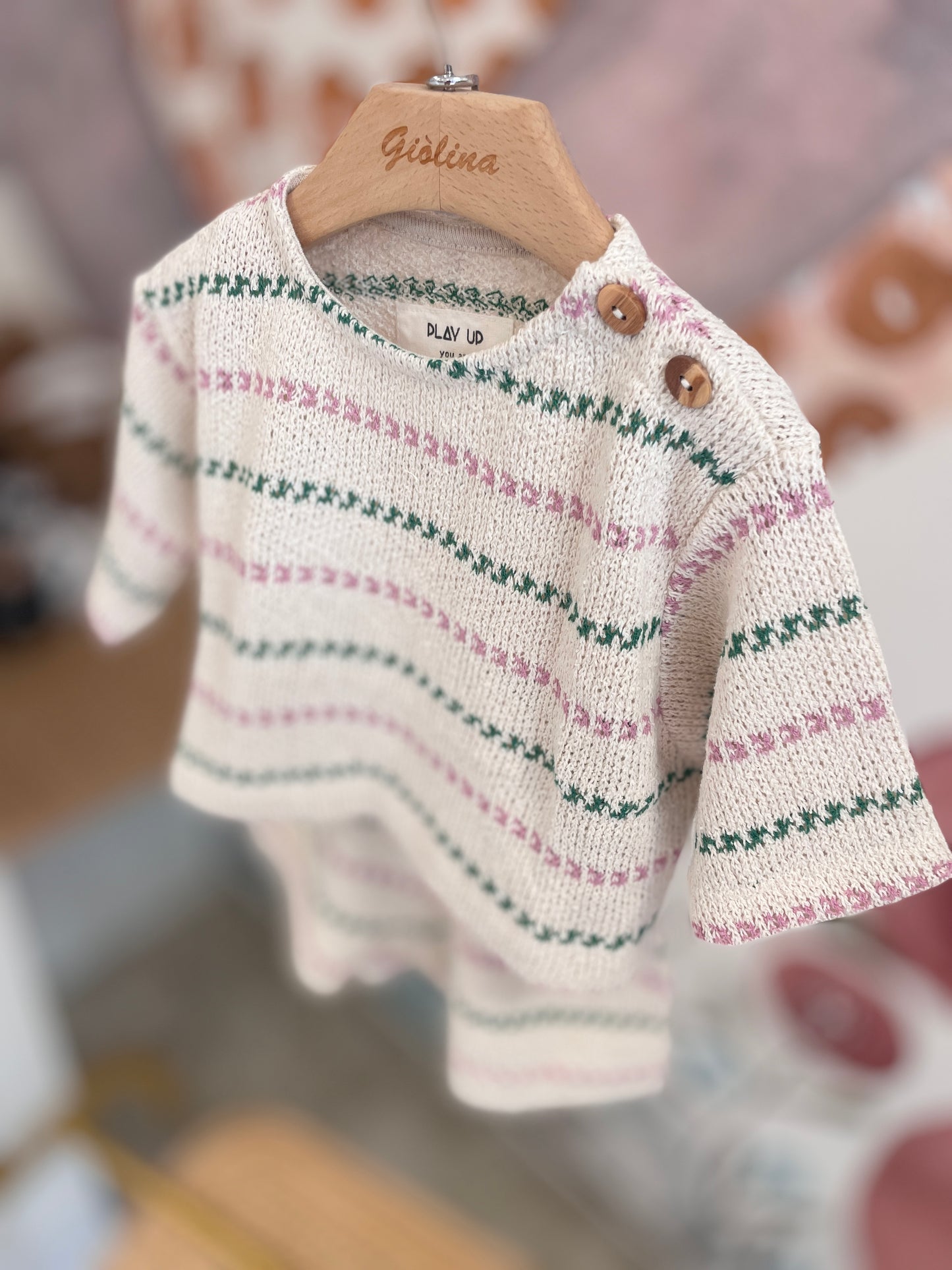 Completo lavorato tricot  verde e rosa, felpina e shorts