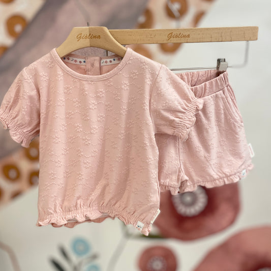 Completo maglia e pantaloncino rosa antico con ricamo in rilievo e maglietta rosa con petali applicati