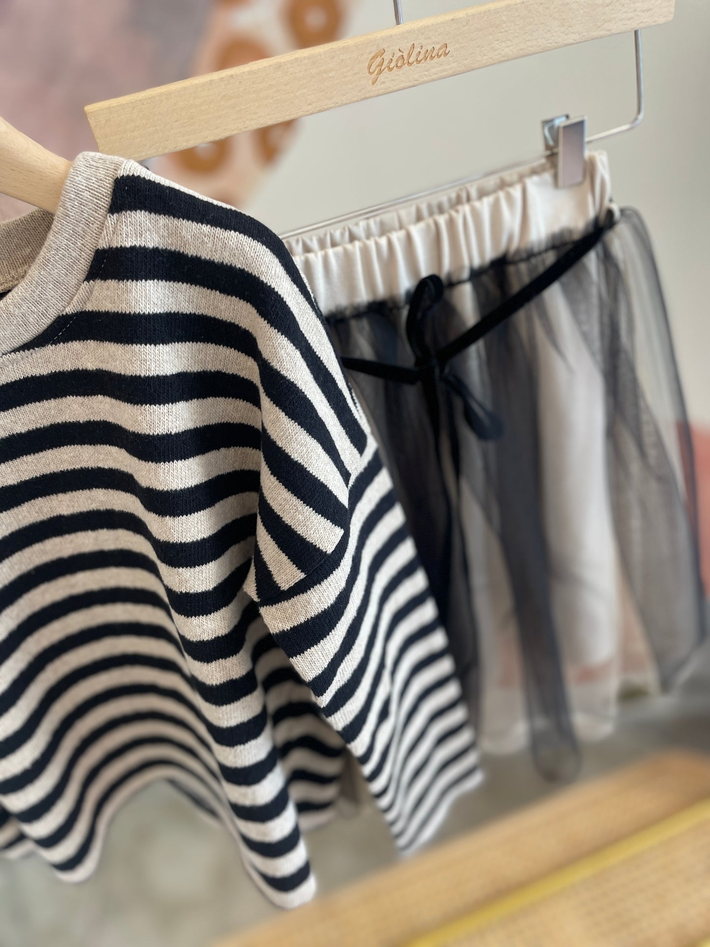Maglia in caldo cotone rigata e gonna in tulle
