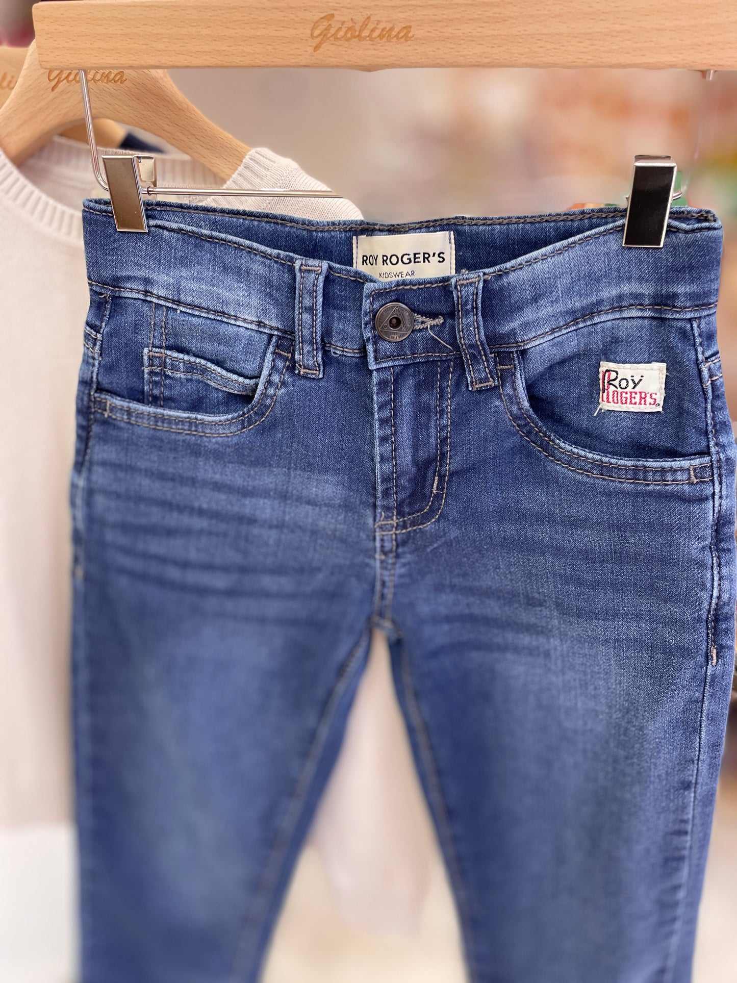 Golf in cotone blu e panna, jeans scuro regular fit morbidissimo