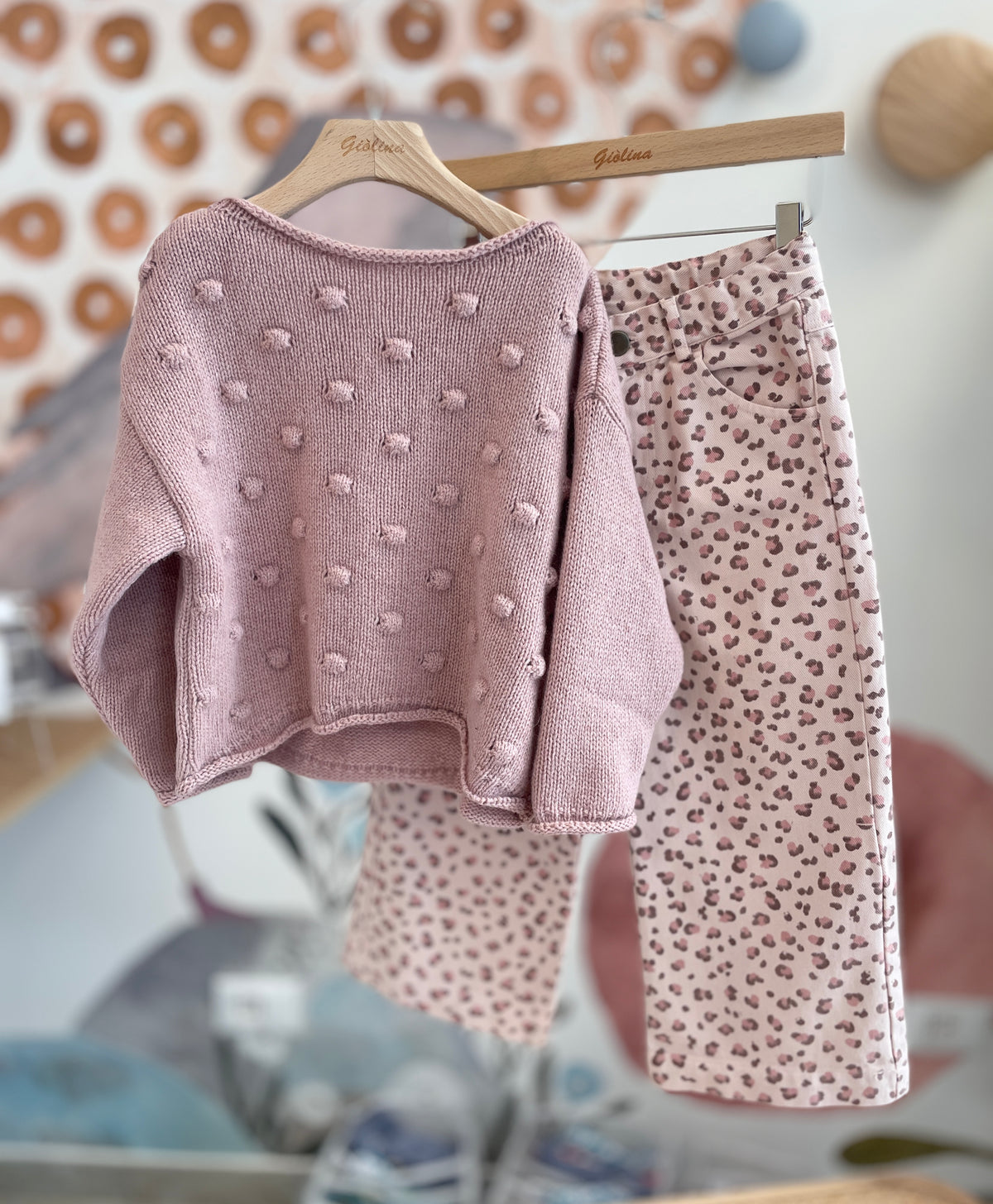 Pullover rosa con ponpon e pantalone in twill maculato rosa